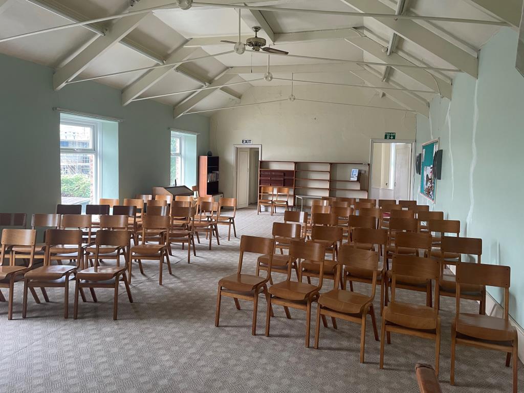 Lot: 140 - FORMER BAPTIST CHURCH - Principal worship room